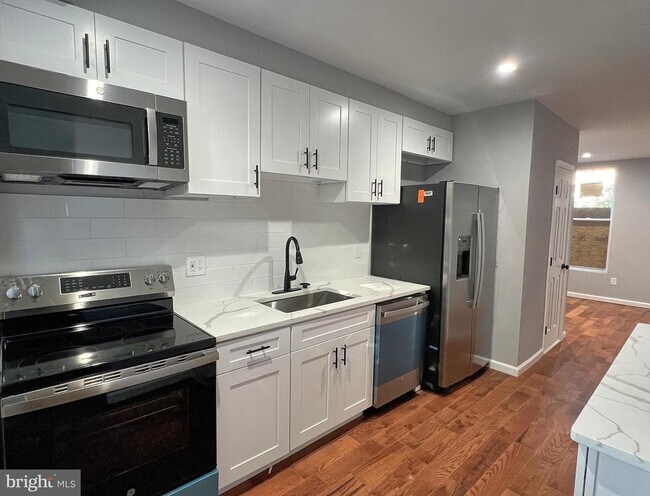 Foto del edificio - 220 N Montford Ave