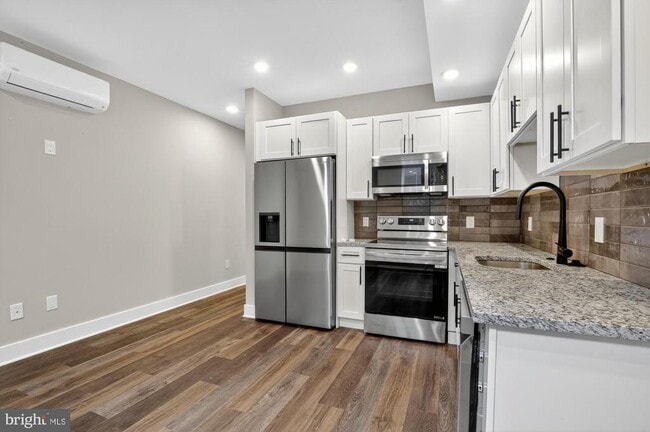 Building Photo - 1924 N Front St