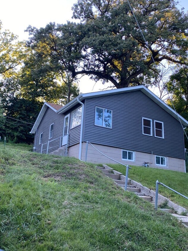Primary Photo - Beautifully Renovated 2-Bedroom Home Near ...