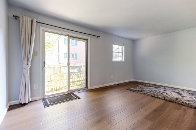 Building Photo - Move in ready 3 bedroom 2.5 Bath in Gaithe...