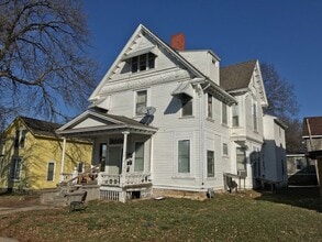 Building Photo - 322 E Walnut St