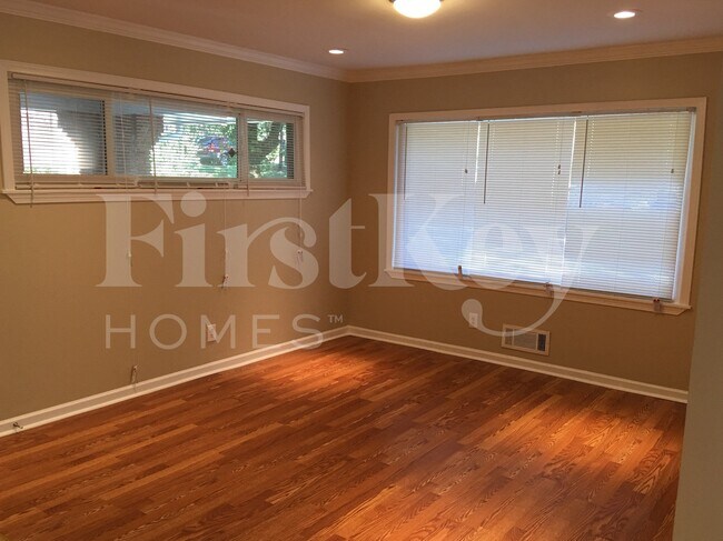 Building Photo - 3393 Woods Dr