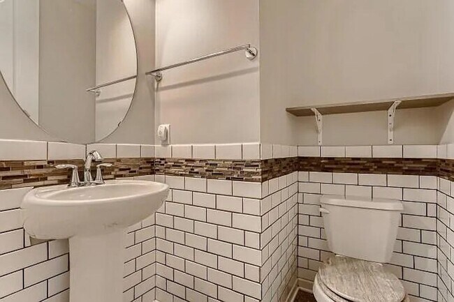 Building Photo - Beautiful Updated Townhouse- Maple Grove