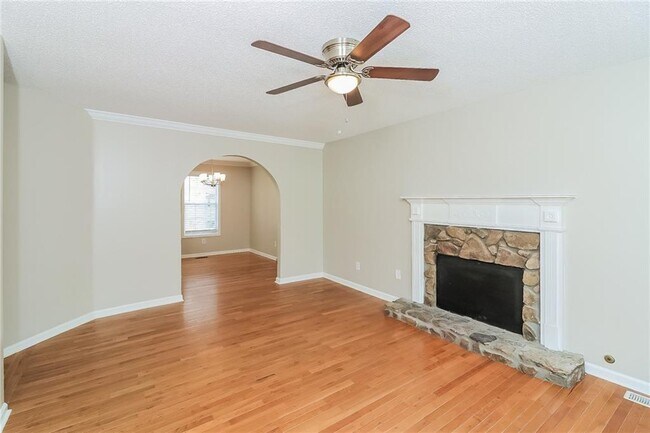 Building Photo - 100 Ivy Glen