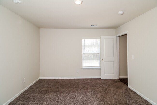 Foto del edificio - 415 Leaning Maple Wy