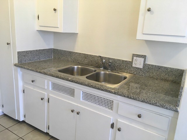 Building Photo - 2211 S Genesee Ave Building Photo - 2211 S Genesee Ave