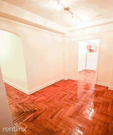 Building Photo - 3 br, 1 bath Apartment - 235 E 11th St
