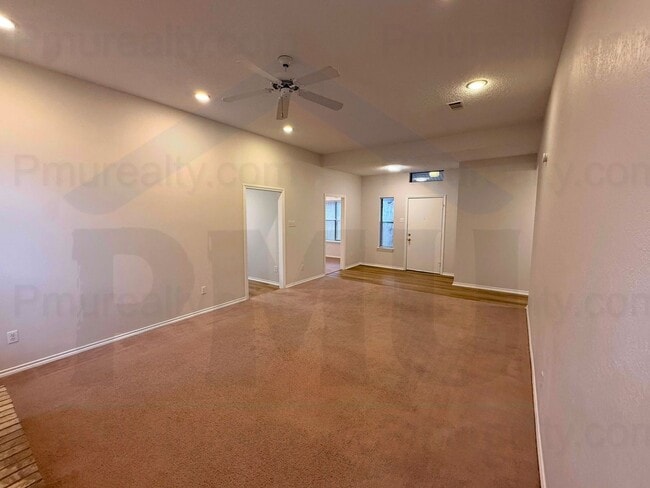 Foto del edificio - AVAILABLE NOW!!! Custom 3-Bed 2-Bath w/ 2 Dining Areas & View of Creek