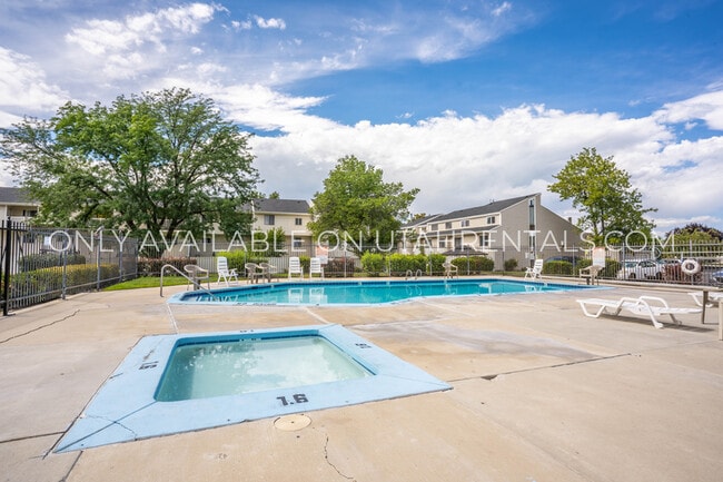 Building Photo - 1380 W Parkside Dr