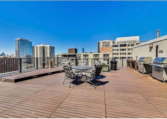 Foto del edificio - 1339 N Dearborn St