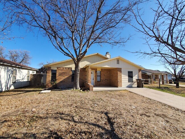 Building Photo - Remodeled 3 bedroom house close to everyth...