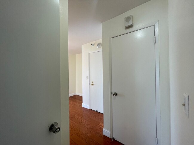 Foto del edificio - One bedroom Condo w/ Partial Water View Av...