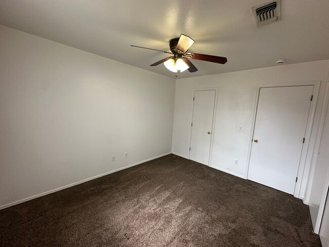 Building Photo - Cute 2 Bedroom Duplex with attached Garage!