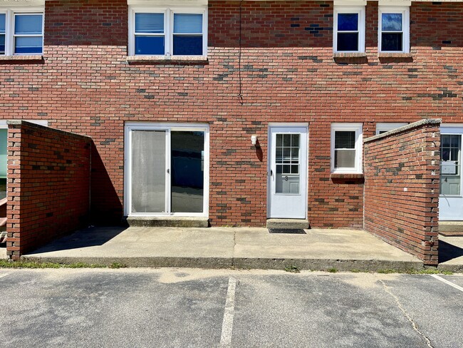 Building Photo - 616 Norwich Ave