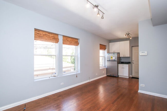 Building Photo - 1626 W Farwell Ave