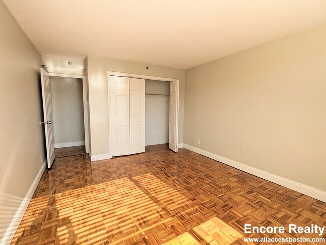Building Photo - 1530 Beacon St