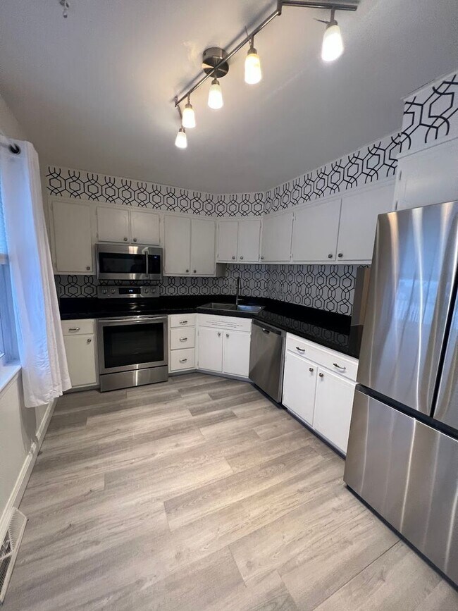 Foto del edificio - Now Available Spacious 3 Bedroom, 1.5 Bath Home