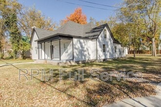 Building Photo - 1002 N Maple St