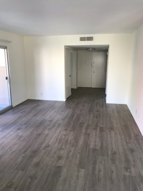 Building Photo - 1014 W Huntington Dr