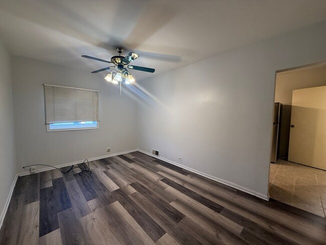 Building Photo - 2 Bedroom Unit available in Highland Park!