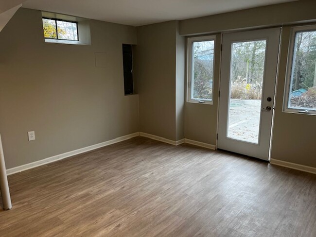 Building Photo - Oak Ridge 37830 - 2 bed 1 bath apartment -...