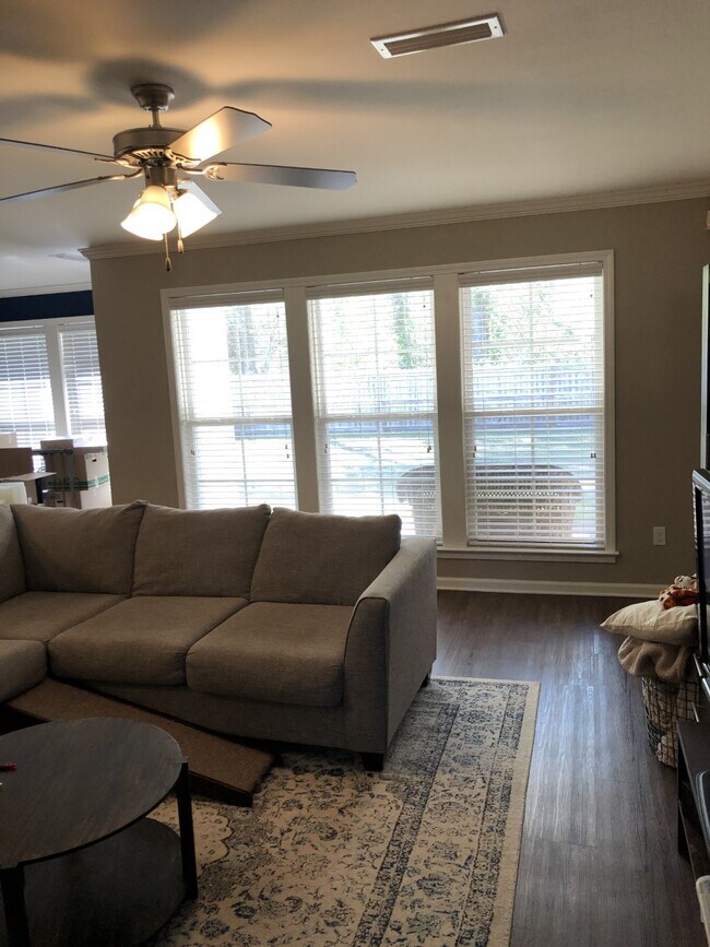 Foto del edificio - 202 Sprucepine Rd