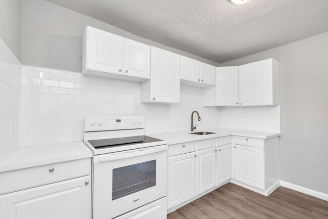 Building Photo - NICE 2 BEDROOM 1 BATH WITH 1600 SF