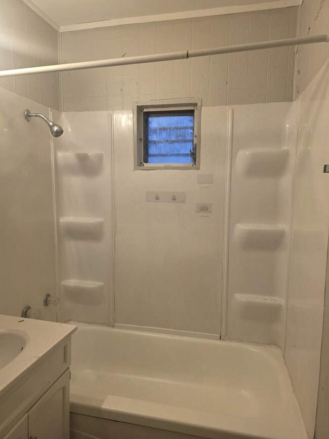 Building Photo - 2530 E 22nd Pl