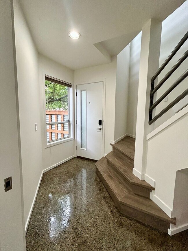 Building Photo - Capitol Hill Townhouse