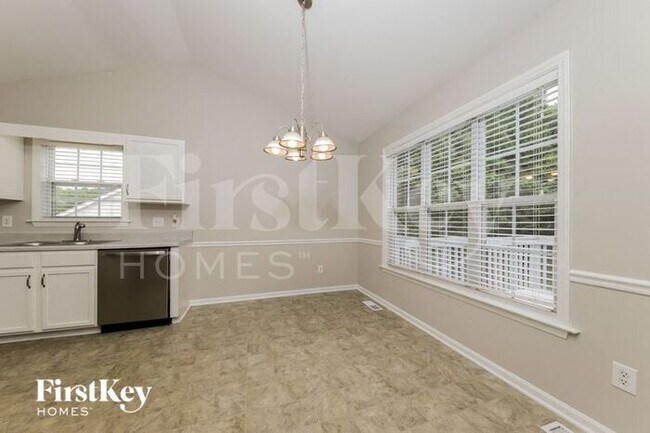 Building Photo - 2435 Wynbrook Dr