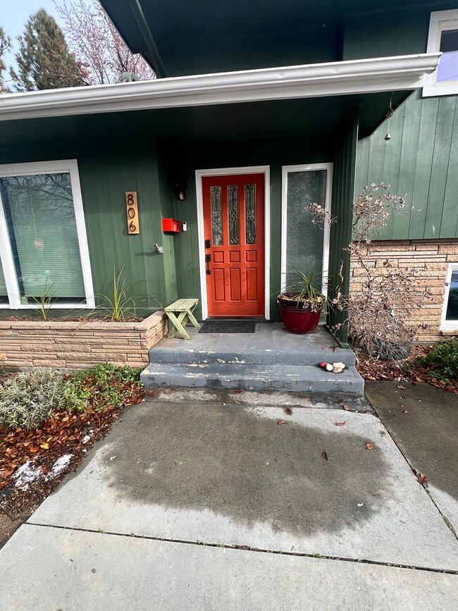 Building Photo - 4 Bedroom/2.5 Bath Updated Mid-Century Beauty