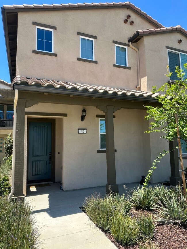 Building Photo - Townhome Perfection!