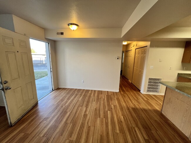 Building Photo - 1/2 FIRST MONTHS RENT---2 Bed 2bath zero d...