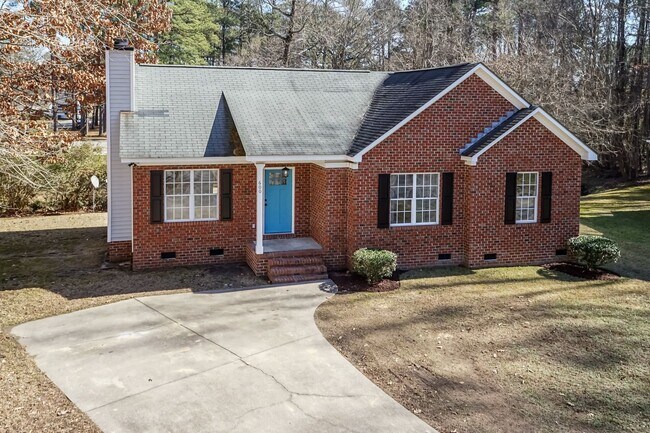 Building Photo - Three Bedroom Home!