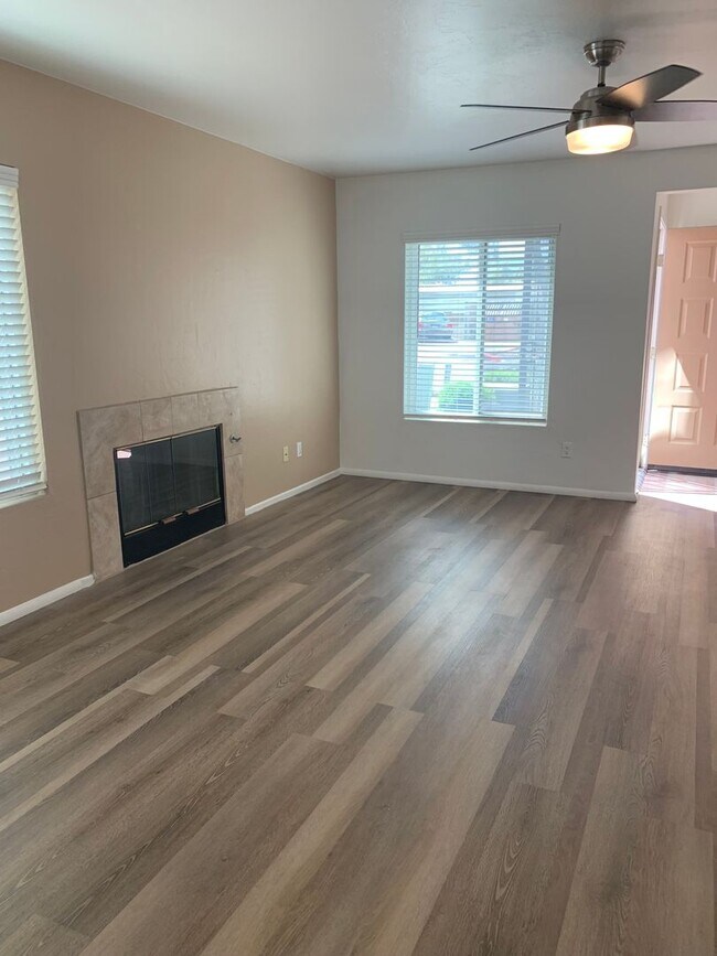 Foto del edificio - 336 E Limberlost-1