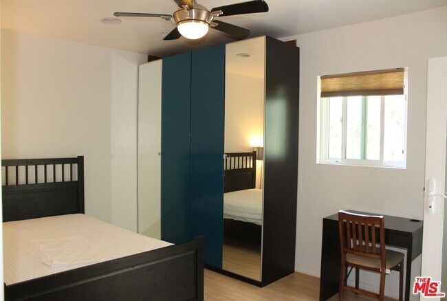 Habitación 1 - 8719 McConnell S Ave