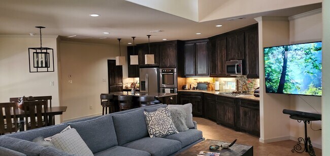 Beautiful kitchen - 2441 Lakeshore Dr