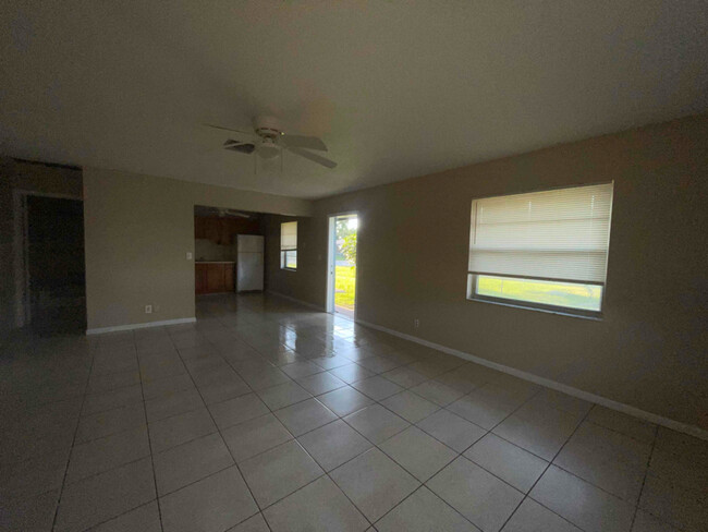 Foto del edificio - 1570 E Breezy Ln