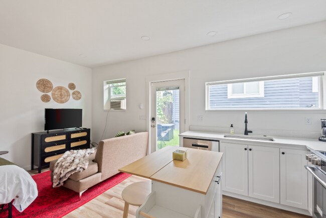 Foto del edificio - 5764 NE Garfield Ave.