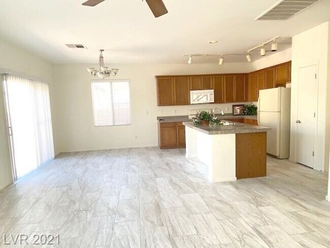 Foto del edificio - Gated Community! Fabulous 4 Bedrooms Plus Large Loft. One Bed and Bath Downstairs.