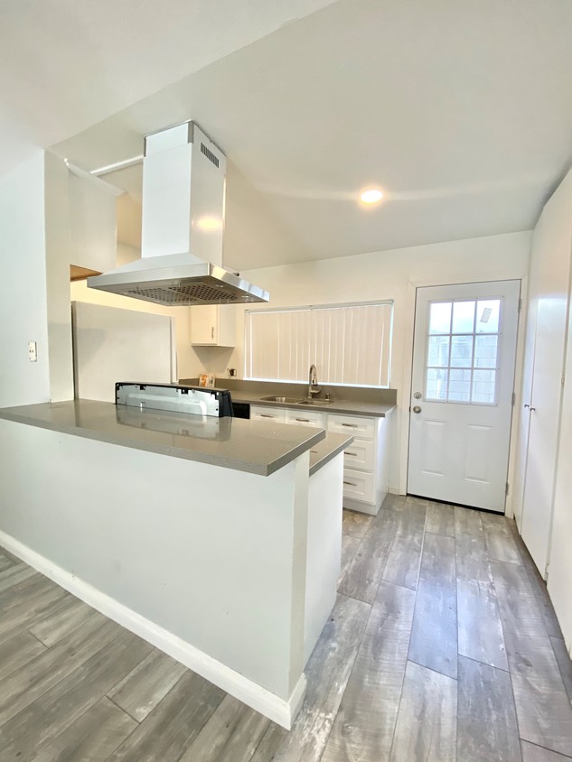 Foto principal - 7100 W Cerritos Ave