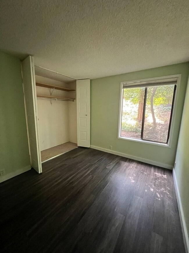 Building Photo - 2BD/1BA Condo located in the desirable Chu...