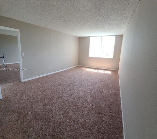 Foto del edificio - 484 NW 165th St