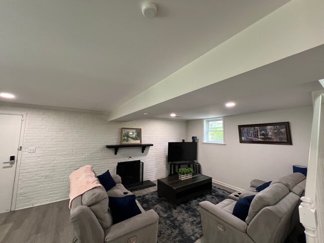 Building Photo - 8607 Pinecliff Dr