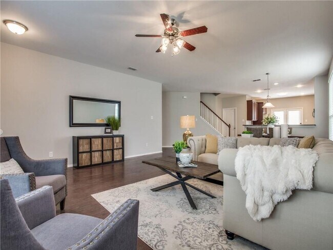 Foto del edificio - Spacious 5-Bedroom Home with Expansive Sto...