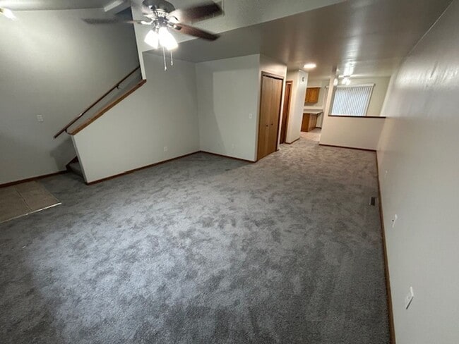 Building Photo - 2 bedroom, 1.5 bath Townhouse style apartment