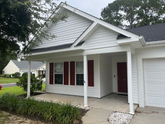 Building Photo - Beautiful, Spacious Three Bedroom, Two Bat...