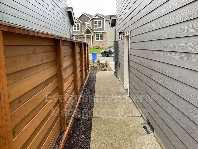 Foto del edificio - 1054 NE Regan Hill Loop