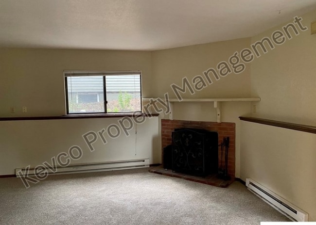Building Photo - 620-622 Endicott St