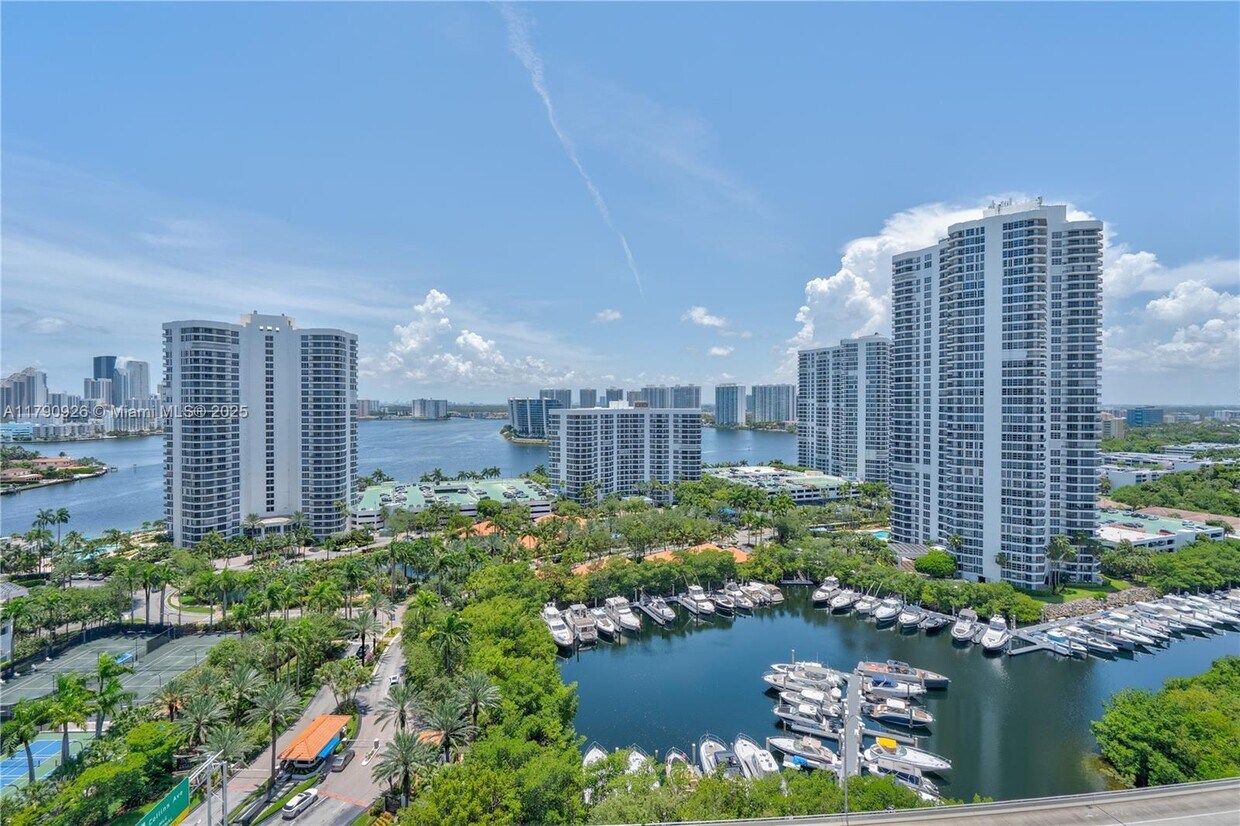 Foto principal - 19400 Turnberry Way